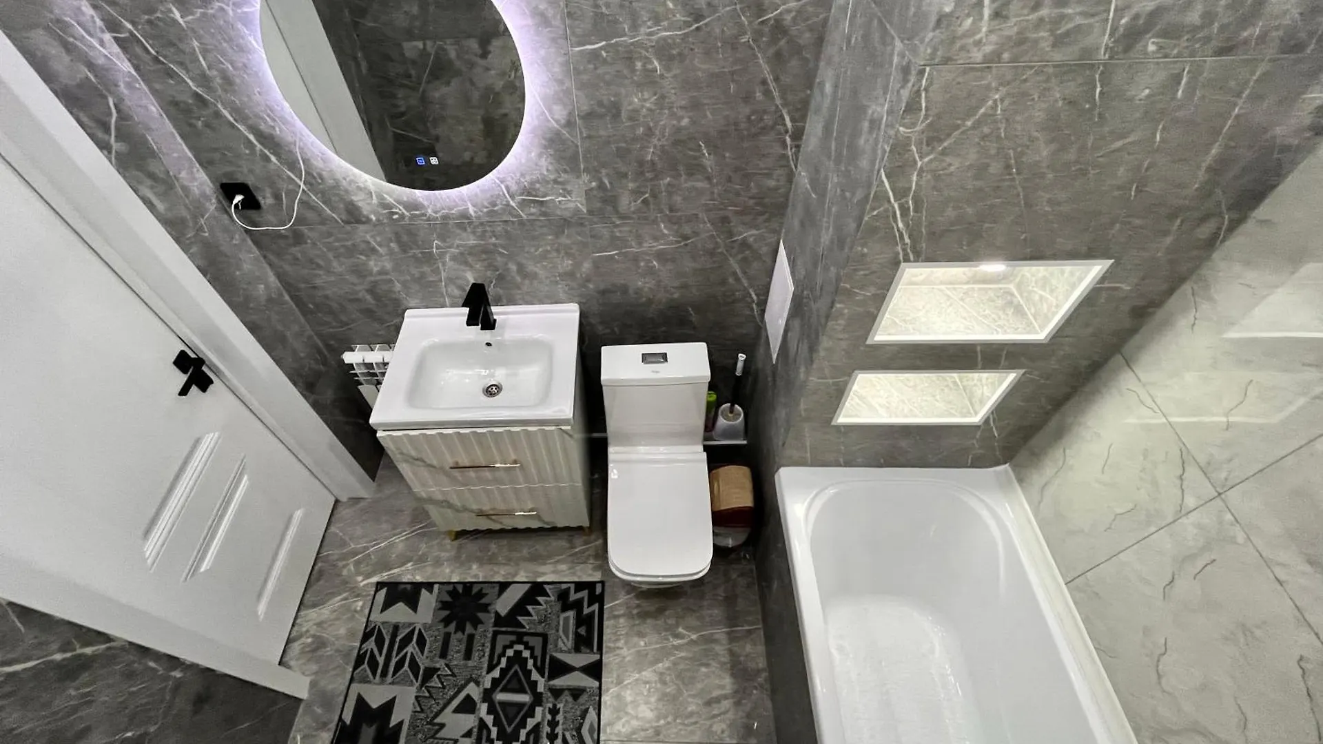 Apartment Premium Raimbek18 Residence, Nearby Metro & Drinking Water As A Gift Almaty